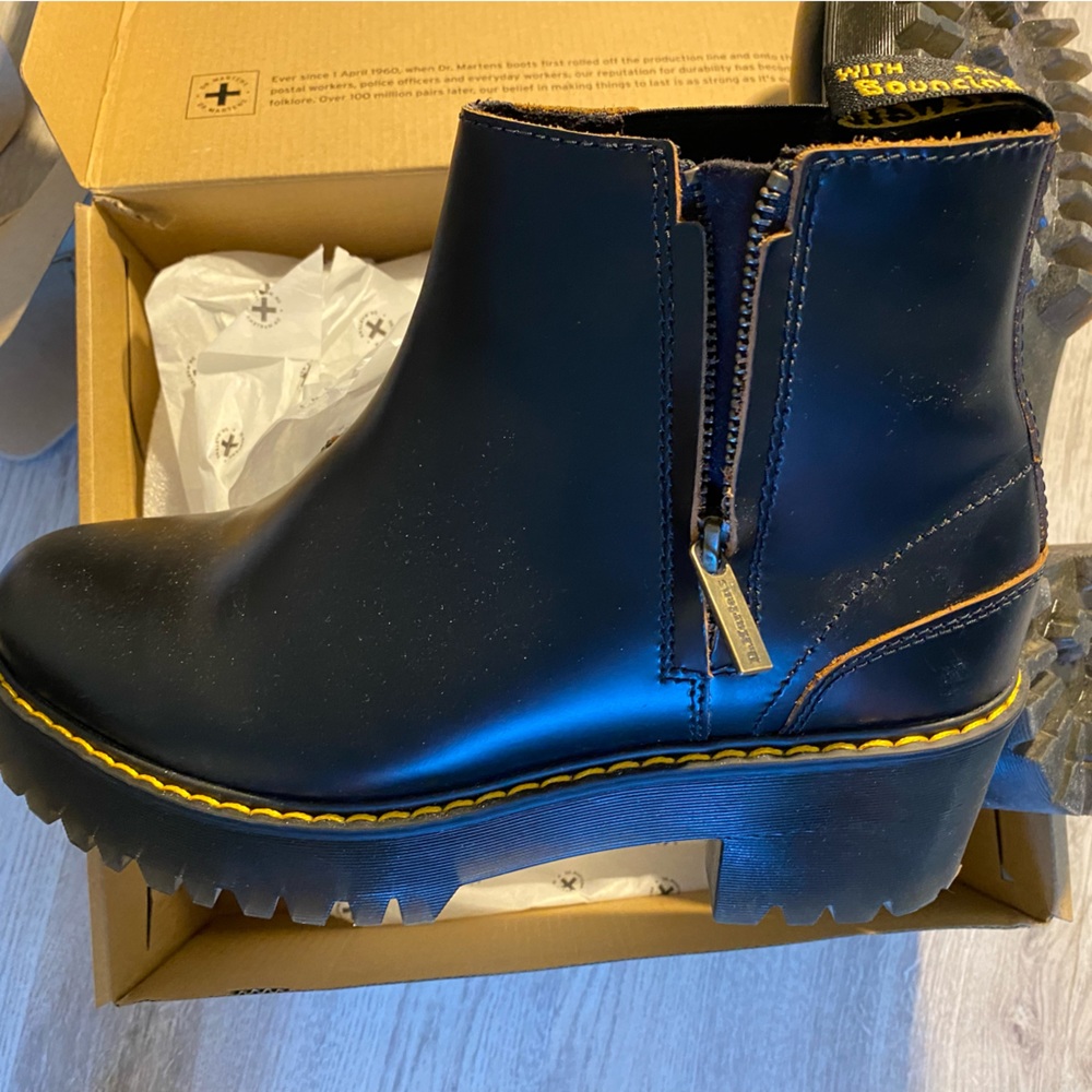 🥾 Doc Marten Women’s Short boots w/ zippers